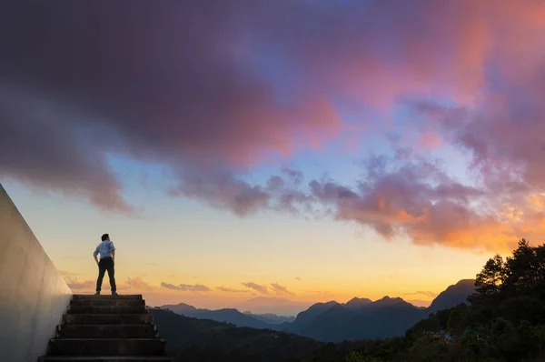 Empresário Topo Das Escadas Para Céu Conceito Negócio Sucesso — Fotografia de Stock