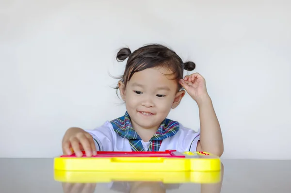 Joyeux Mignon Asiatique Petit Enfant Assis Table Jouer Avec Coloré — Photo