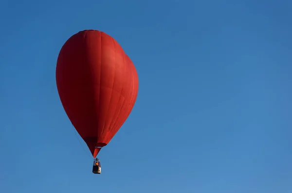 Όμορφο Κόκκινο Μπαλόνι Στο Μπλε Του Ουρανού Στο Φεστιβάλ Αερόστατο — Φωτογραφία Αρχείου
