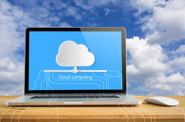 云技术概念 笔记本电脑在桌面上的云计算 — 图库照片