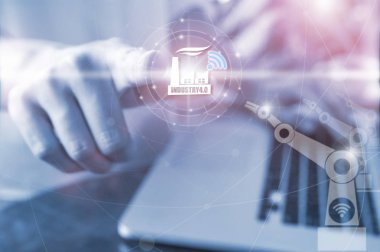İnsan ve makine ile işbirliği Wi-Fi, iş el basarak düğmesini sanal ekran, başarı kavramı, teknoloji endüstrisinin 4.0 üzerinden kontrollü