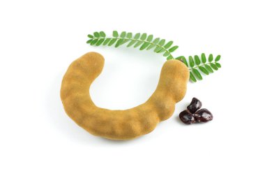 Taze tatlı demirhindi yaprakları ve demirhindi, tohumları ile beyaz arka plan üzerinde izole sağlık içecek kullanılabilir demirhindi suyu.