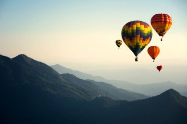 Noktası günbatımı bir seyahat yer, Doi Inthanon, Tayland Chiang mai's gizli cennet Dağı'nda üzerinde uçan güzel renkli sıcak hava balonları göster.