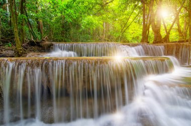 Manzara Huai Mae Kamin şelale Srinakarin Barajı Kanchanaburi, Tayland.