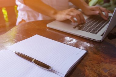 Dizüstü bilgisayarlar ve klavye dizüstü bilgisayar bir kafe, dizüstü bilgisayar yazmaya kullanan kız, web arama, tarama / yumuşak odak resmi serbest kadının elleri ile iş kalemleri.