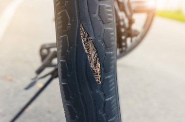 Lastik tatili, şişme, tehlike sinyalleri, lastik değiştirme vakti uyarı.