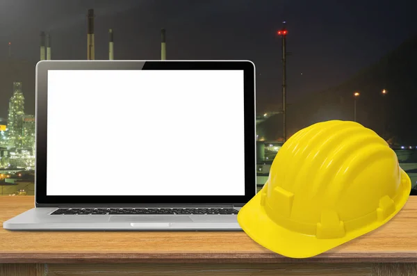 Casco Sicurezza Giallo Laptop Sulla Scrivania Con Sfondo Industriale Vuoto — Foto Stock