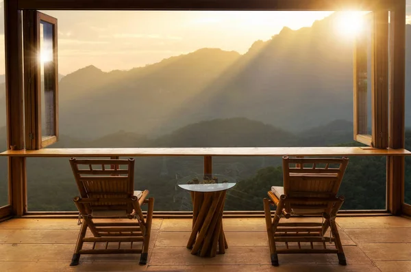 Mesa Madeira Cadeiras Terraço Contra Bela Paisagem Montanha Café Nascer — Fotografia de Stock