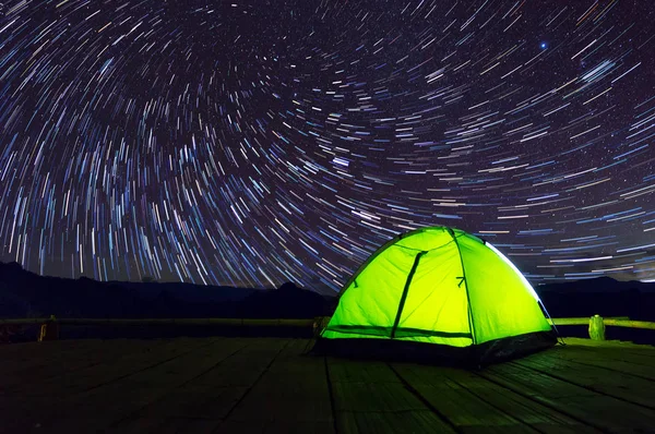 Tienda Campaña Verde Brillante Terraza Bambú Bajo Cielo Nocturno Lleno — Foto de Stock