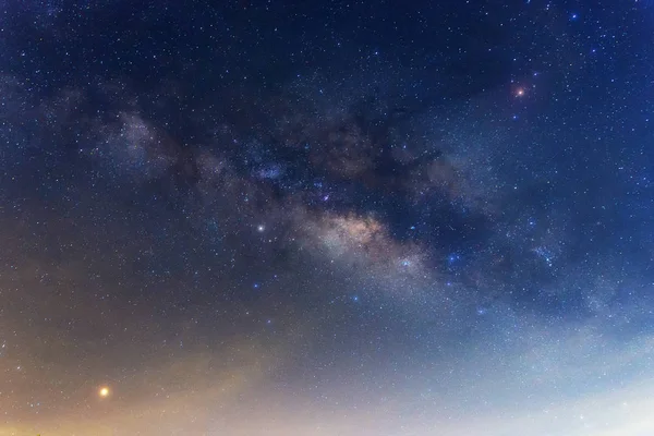 银河银河与恒星和空间尘埃在宇宙中 长时间曝光 — 图库照片