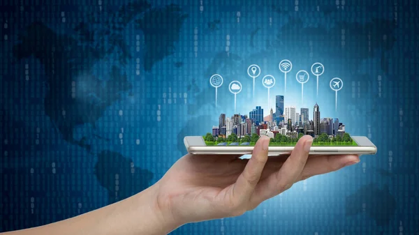 Akıllı kadın elinde tutan mavi teknoloji arka plan ve dünya haritası ile modern şehir modeli. İkili bilgisayar kodu.