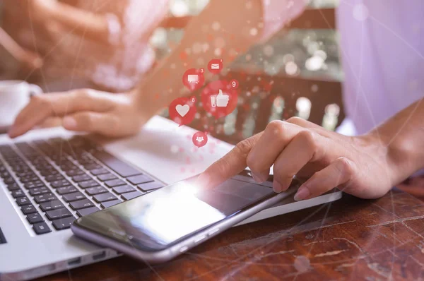 Freelance Vrouw Hand Met Laptop Smartphone Voor Marketing Social Media — Stockfoto