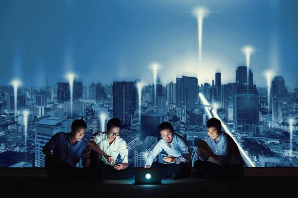 Gruppo Lavoro Asiatico Abiti Casual Utilizzando Smartphone Tablet Laptop Lavorare — Foto Stock