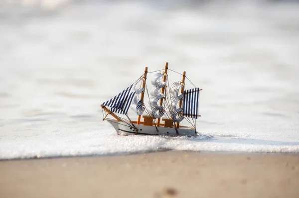 Vintage Sailboat Model Sandy Beach Discovery Concept — Stock Photo, Image