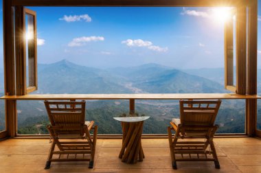 ahşap masa ve sandalyeler Teras Cafe gündoğumu, güzel dağ manzaralı karşı