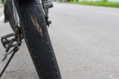 Lastik tatili, şişme, tehlike sinyalleri, lastik değiştirme vakti uyarı.