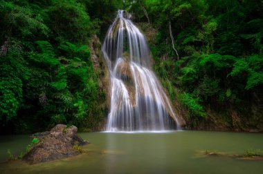 Pha Nam Yod şelale Krachan Kaeng: Phetchaburi, Thailand, tropikal derin ormandaki.