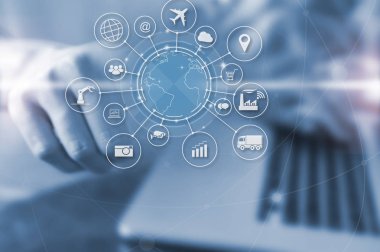 Sanal basarak işadamı Internet birbirine bağlama şeyler (çok) kelime ve nesneleri simgesi, Internet ağ kavramı, Bağlan global kablosuz aygıtların birbirleri ile ekran.