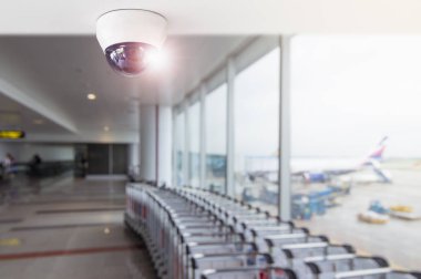 Cctv sistemi güvenlik içinde bina, tavan için koruma müşteri, kavramı gözetim ve izleme izlemek için yüklü güvenlik kamerası.
