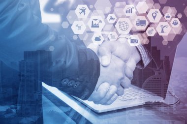Cityscape arka plan üzerinde işadamı karşılıklı çift pozlama Internet şeyler (çok) nesneleri simge ve Internet ağ kavramı, birbirleri ile bağlan global kablosuz cihazlar ile.