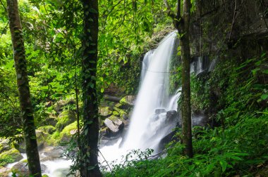 Güzel doğa Romklao Paradon şelale, şelale ile sonbahar renk değiştirme.