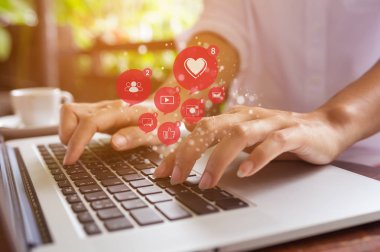 Pazarlama veya sosyal medya ve Web sitesi, sosyal ağ teknolojisi kavramı oynamak için dizüstü bilgisayar kullanan serbest kadın.
