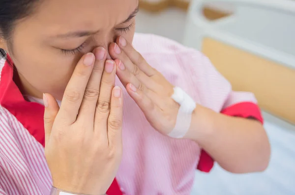 Kvinnlig Patient Med Näsan Smärta Sjukhussal — Stockfoto