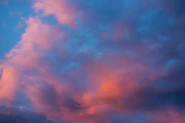 美丽的天空背景与戏剧性的色彩在晚上 — 图库照片