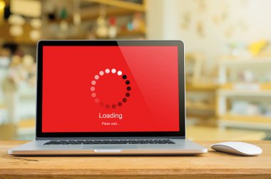 Yükleme çubuğu dijital ekranda, gösterge kavramı ile masa üstünde Laptop.