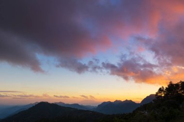 Güzel gökyüzü manzara dağlar ve Mon çam ormanı ile Sone bakış açısı, Ang Khang, Chiang Mai, Tayland. Popüler turistik kışın spot.