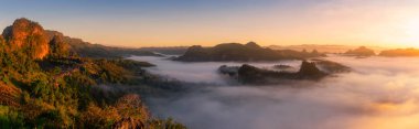 Panoramik dağ manzaralı, sabah sis bakış açısı Pha Mok Baan Jabo, Mae Hong Son ili Tayland, Baan Jabo en şaşırtıcı sis veya sis Tayland.