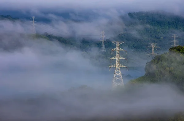 Torres Transmissão Energia Alta Tensão Nevoeiro Montanha Mae Moh Lampang — Fotografia de Stock