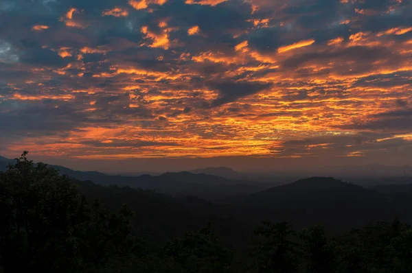 Vacker Solnedgång Landskap Solen Över Bergen Mae Moh Lampang Thailand — Stockfoto