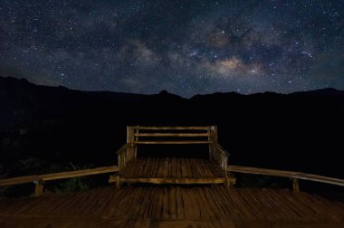 Güzel manzarası ve gece gökyüzü Samanyolu Gökadası, (Baan Jabo), Mae Hong Son, Baan Jabo en şaşırtıcı sis biri Tayland ile.