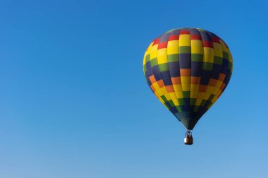 Chiang rai, Tayland balon festivalinde mavi gökyüzünde güzel çok renkli balon.
