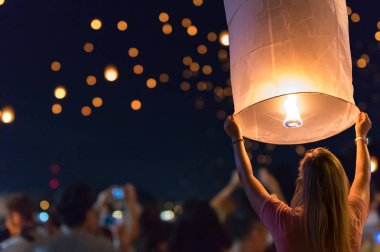 Yüzer fenerler Loy Krathong Festivali'nde serbest ya da fenerler Festivali Chiang Mai, Tayland içinde yüzen kadın.