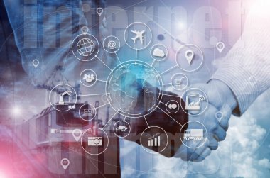 Çift Pozlama iş sallamak el ve sanayi ile arka plan şeylerin (çok) Internet nesneleri birbirine bağlama simgesi, Internet ağ kavramı, Bağlan global kablosuz cihazlar.