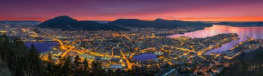 Floyen Bergen, Bergen, Norveç günbatımında harika panoramik manzaralı.