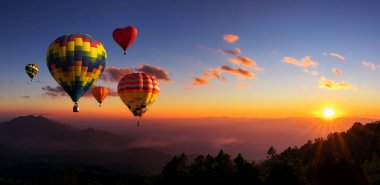 Noktası günbatımı bir seyahat yer, Doi Inthanon, Tayland Chiang mai's gizli cennet Dağı'nda üzerinde uçan güzel renkli sıcak hava balonları göster.