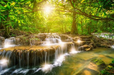 Manzara Huai Mae Kamin şelale Srinakarin Barajı Kanchanaburi, Tayland.