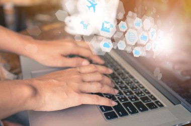 Internet şeyler (çok) nesneleri simgeler, Internet ağ kavramı, birbirleri ile bağlan global kablosuz cihazlar ile modern dizüstü kullanarak eller.