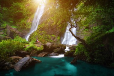 Backpacker otur şelale içinde son büyük şelale Khlong Lan Milli Parkı, Kamphaeng Phet Tayland Khlong Lan şelale yapıldı.