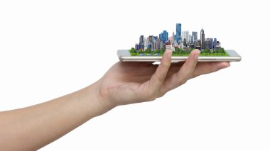 Modern şehir modeli Smartphone cep telefonu ile izole kırpma yolu ile beyaz arka planda tutan kadın elinde.
