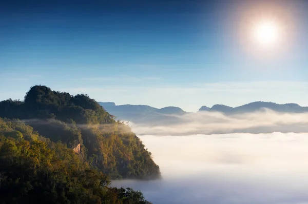 登山者在早晨与雾在一起 贾博的观点 Mae Hong Son Baan Jabo泰国最令人惊奇的雾之一 — 图库照片