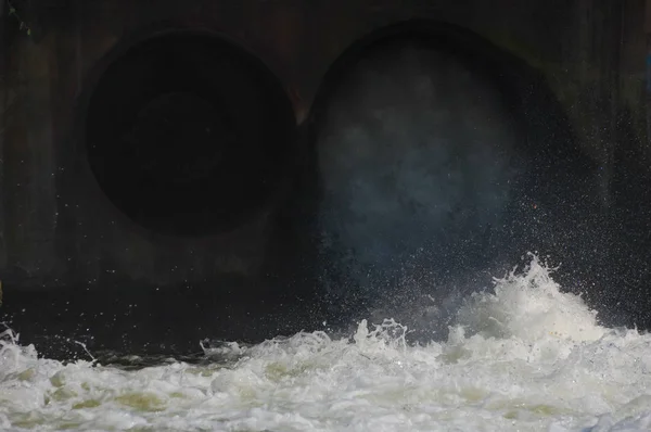 Agua Liberada Presa Través Tuberías Canal —  Fotos de Stock