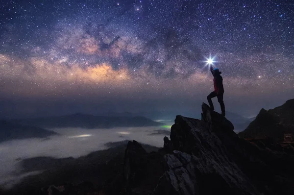 Silueta Escalador Mochilero Mano Levantó Luz Por Encima Cabeza Pie — Foto de Stock