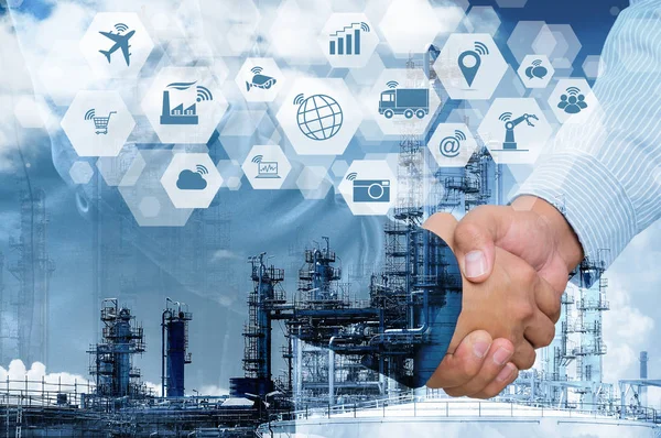 Endüstriyel zemin üzerine işadamı karşılıklı çift pozlama Internet şeyler (çok) nesneleri simge ve Internet ağ kavramı, birbirleri ile bağlan global kablosuz cihazlar ile.