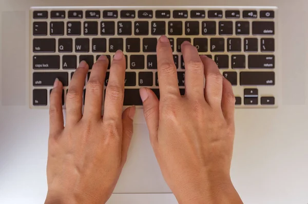 Tangan Wanita Lepas Pada Laptop Keyboard Komputer Kafe Gadis Menggunakan — Stok Foto