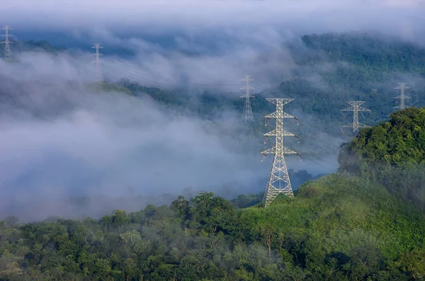 Високовольтні Вежі Передачі Потужності Тумані Горі Вибрати Гірський Лампанг — стокове фото