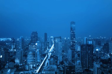 Bangkok Tayland iş bölgesinde alacakaranlıkta, mavi tonu gökdelen şehir manzaralı.